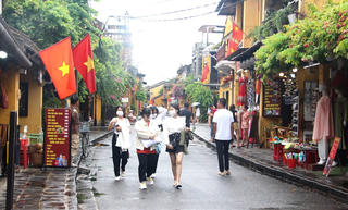 [ẢNH] Quảng Nam: Du khách đội mưa tham quan phố cổ Hội An