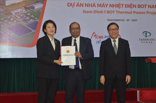 Trao giấy chứng nhận đăng ký đầu tư Dự án Nhiệt điện hơn 2 tỷ USD