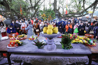 Du khách đội mưa đi lễ chùa Hương  