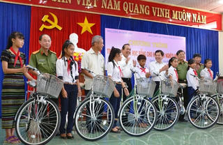Phó Thủ tướng Trương Hòa Bình hỗ trợ Hội Khuyến học và học sinh nghèo