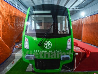 Đầu máy, toa xe đường sắt đô thị Cát Linh-Hà Đông về tới Việt Nam