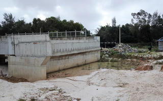 Dân khổ vì cầu dở dang
