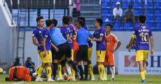 Bạo lực leo thang, Văn Quyết và Bùi Hoàng Việt Anh bị treo giò