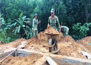 Quảng Nam: Bộ đội giúp dân dựng lại nhà sau đợt sạt lở