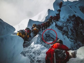Bức ảnh gây sốc vì mô tả sự khốc liệt trên nóc nhà thế giới Everest