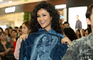 H’Hen Niê phá cách ấn tượng với tóc xù và thời trang denim cá tính