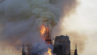 Vụ cháy Nhà thờ Đức Bà Paris: Ngọn tháp của Nhà thờ đổ sập