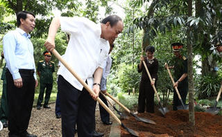Thủ tướng Nguyễn Xuân Phúc trồng cây lưu niệm tại Khu di tích đặc biệt K9