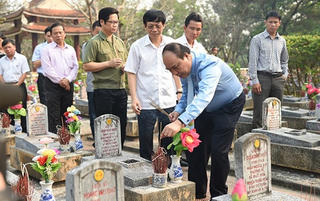 Thủ tướng viếng các anh hùng liệt sĩ tại Quảng Trị