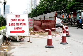 Vô cảm... quây đường