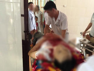 Chồng thoi thóp trên vũng máu bên cạnh thi thể vợ
