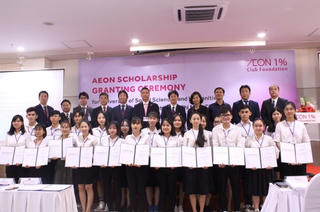 AEON trao 400 triệu đồng học bổng cho sinh viên 2 trường đại học