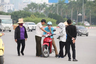 Bắt tại trận bảo vệ Liên đoàn Bóng đá Việt Nam tuồn vé mời cho trùm phe vé