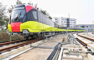 Đoàn tàu đầu tiên của tuyến metro số 3 bắt đầu chạy thử