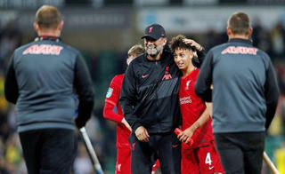 Pep Guardiola và Jurgen Klopp mừng ra mặt khi thắng tại Cúp Liên đoàn