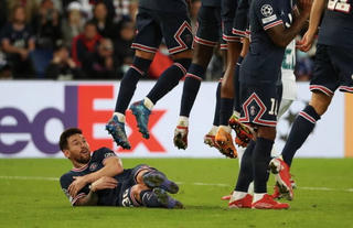 Chùm ảnh độc: Messi gây sốc với lần đầu nằm sân làm hàng rào 