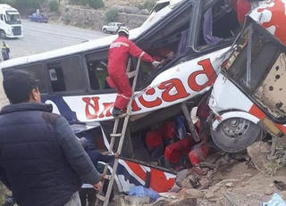 Xe buýt đâm vào tảng đá trên đường cao tốc, 12 người thiệt mạng