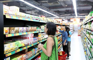 Hàng nội khó vào siêu thị ngoại