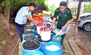 Bắt giữ gần 1 tấn măng chua, dưa muối nhập từ Trung Quốc