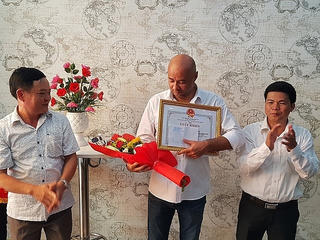 Đà Nẵng khen thưởng 2 người nước ngoài dũng cảm