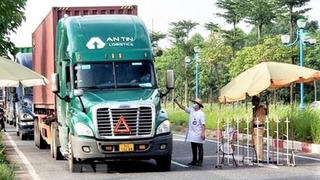 Thống nhất khai báo y tế với xe vận tải khi đi qua các chốt kiểm soát phía Nam