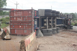 Xe container bất ngờ đâm vào dải phân cách, lật ngửa giữa đường