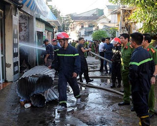 Trời nắng nóng, 'bà hỏa' thiêu rụi ki ốt tại chợ trung tâm TP Vinh
