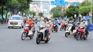 Lãnh đạo TP HCM lý giải tại sao đường phố đông người