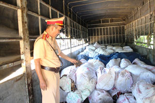 Bắt xe tải vận chuyển 100 bao tóp mỡ bốc mùi hôi thối