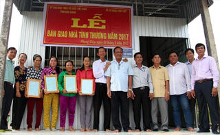 Hậu Giang trao tặng 4 căn nhà Đại Đoàn Kết