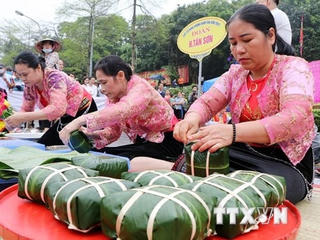 Giỗ Tổ Hùng Vương 2021: Sôi nổi hội thi nấu bánh chưng, bánh giày