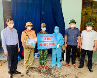 Quảng Ngãi: Trao 100 triệu đồng cho tuyến đầu chống dịch