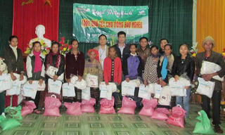 Mang áo ấm và quà Tết lên với đồng bào dân tộc