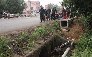 Thi thể phụ nữ dưới mương nước