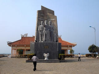 Lý Sơn (Quảng Ngãi): Đoàn khảo sát đi thực tế xây dựng khu tưởng niệm Hoàng Sa