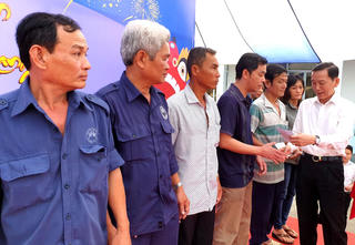 300 phần quà ‘Tết sum vầy năm 2019’ đến với công nhân lao động