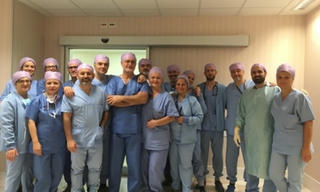 Đang mổ não, vẫn chơi đàn