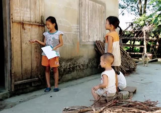 Những nét phấn trên cửa gỗ