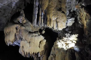 Phát hiện thêm 23 hang động mới trên vịnh Hạ Long
