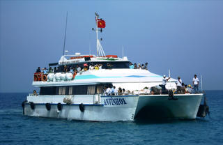 Vượt sóng to, gió lớn đưa thai phụ vào đất liền cấp cứu