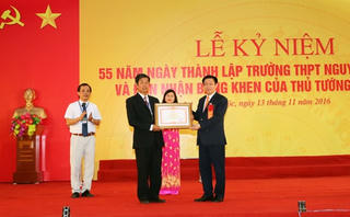 Trường THPT Nguyễn Duy Trinh đón Bằng khen của Thủ tướng