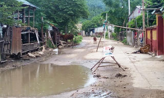 Xe chở đất cát cày nát đường làng