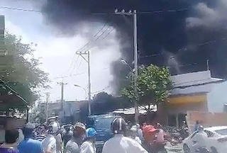 Cơ sở mút xốp ở Sài Gòn cháy ngùn ngụt