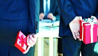 Kiểm soát chặt việc tặng quà và nhận quà không đúng quy định dịp Tết Nguyên đán