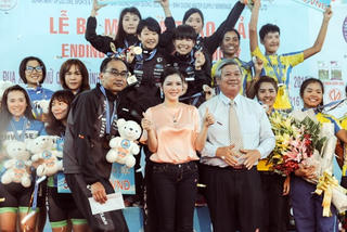 Bỏ váy áo bạc tỷ, Lý Nhã Kỳ 'giản dị' cầm cờ tổ chức đua xe