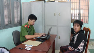 Ngáo đá, xách mã tấu chém công an