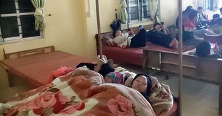 Xếp giường cho dân ngủ khi chờ làm... căn cước công dân