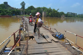 Va chạm trên cầu phao, 2 người tử vong