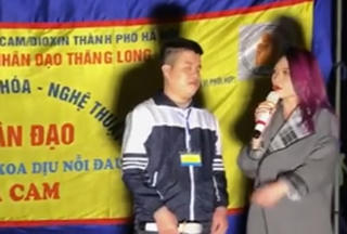 [VIDEO] Ca sĩ Mỹ Tâm dừng xe hát cùng chàng trai khiếm thị