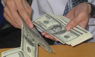 Găm giữ ngoại tệ và dòng chảy đồng tiền